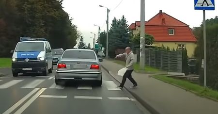 Kierowca bmw zrobił to na oczach policji. Nagranie z Wieliczki