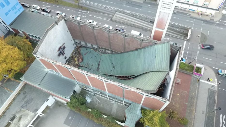 Dach świątyni zwalił się do środka budynku