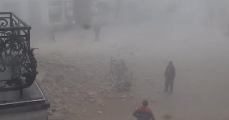 Runęła ściana kamienicy w Rybiku. Kamery uchwyciły przerażający moment