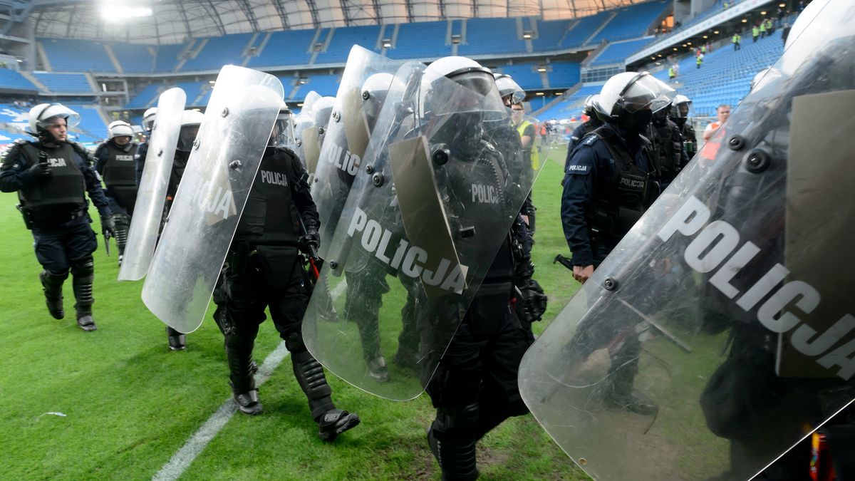 Interwencja policji podczas meczu grupy mistrzowskiej ostatniej kolejki sezonu piłkarskiej Ekstraklasy Lech Poznań - Legia Warszawa