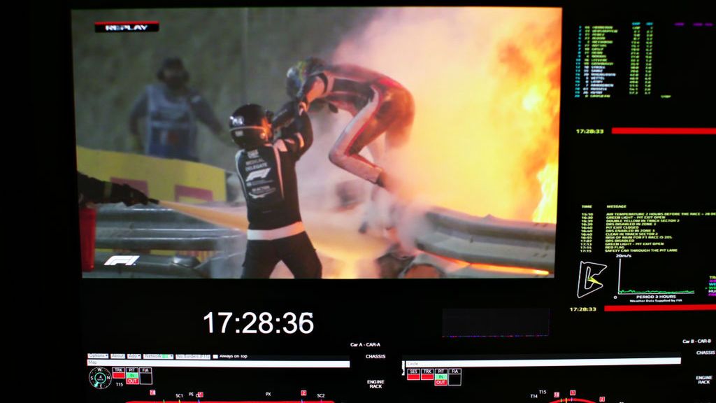 Romain Grosjean uciekający z płomieni