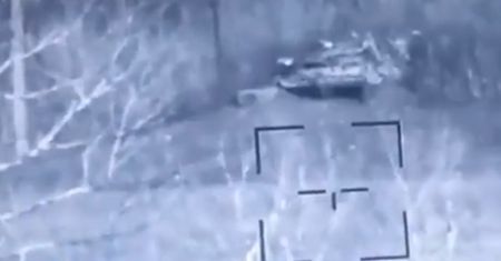 Wojna w Ukrainie. Żołnierze pokazali, jak bombardują czołg z samolotu