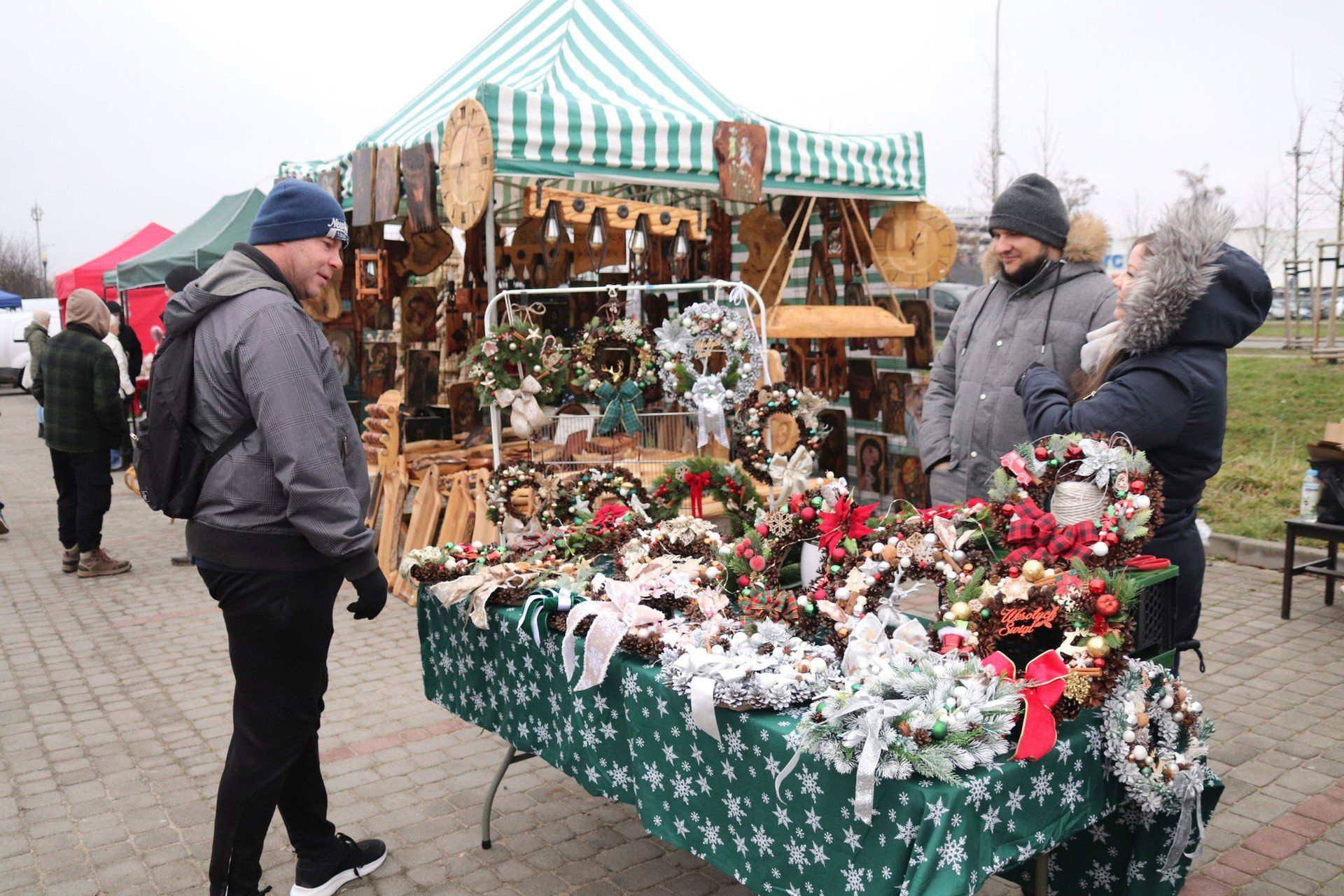 Rękodzielnicy oferowali ozdoby i dekoracje świąteczne.
