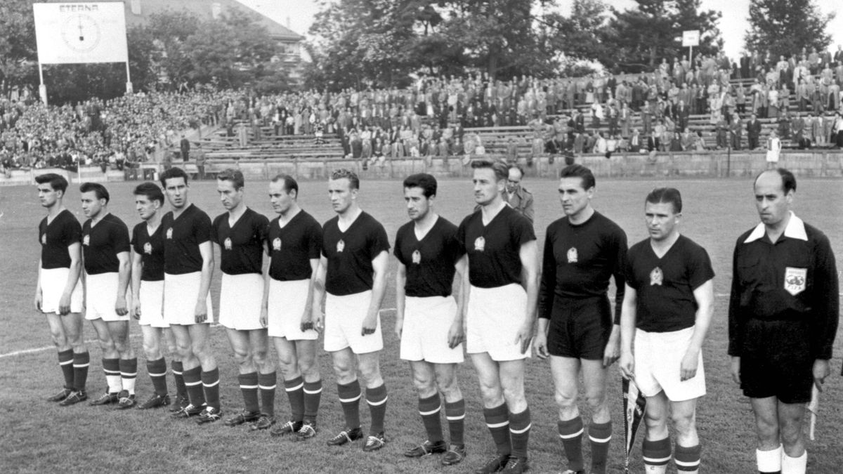 Zdjęcie okładkowe artykułu: PAP / Schirner Sportfoto / DPA / Na zdjęciu: reprezentacja Węgier w 1954 roku