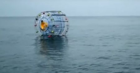 W wielkiej bańce chodzi po oceanie. Chce dojść na Bermudy