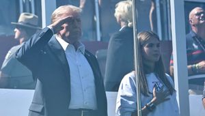 Wiadomo, z kim Trump pojawił się na zawodach. "Koszmarny początek"