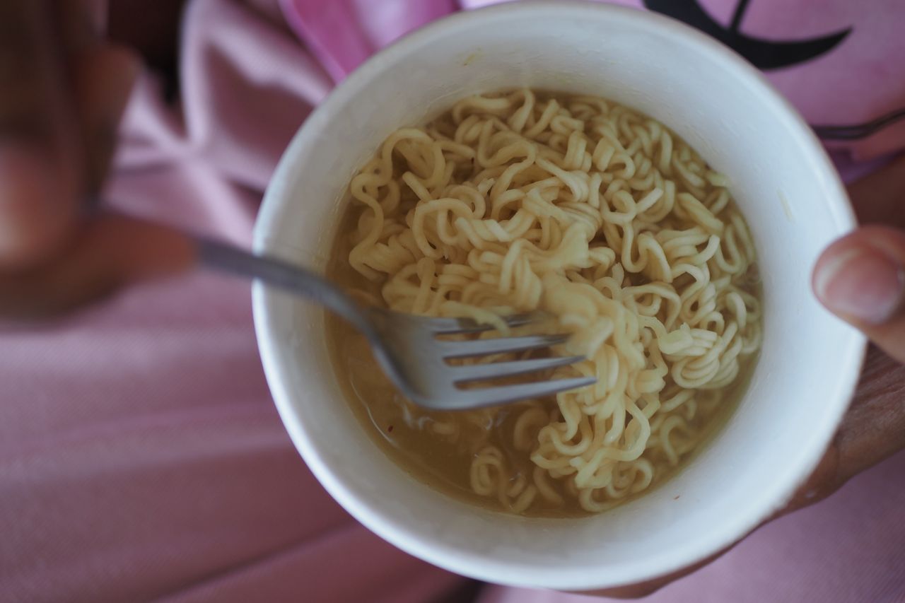 Powodują skoki glukozy i wyniszczają żołądek. Wiele osób wciąż się zajada, bo są tanie i łatwo dostępne