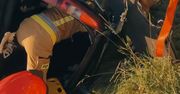 Kierujący volvo zjechał z drogi i dachował. Mężczyzna był zakleszczony w pojeździe. Do akcji skierowano śmigłowiec LPR
