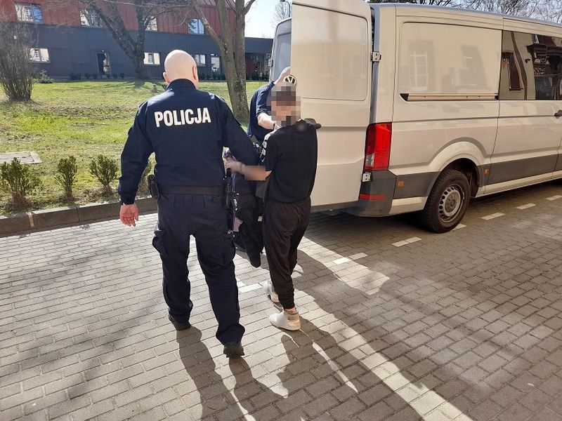 Bracia napadli na własną babcię. Jeden z nich bił ją i podduszał
