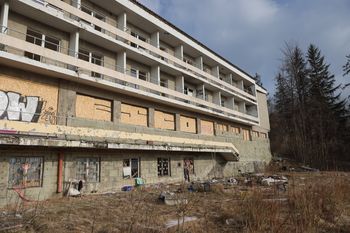 Milioner kończy wyrok za samowolę. Zburzy pensjonat-legendę?