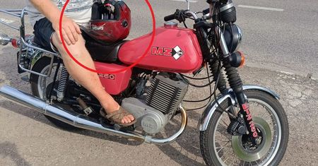 Kask trzymał w ręce zamiast na głowie. Przewoził tak "cenny towar"