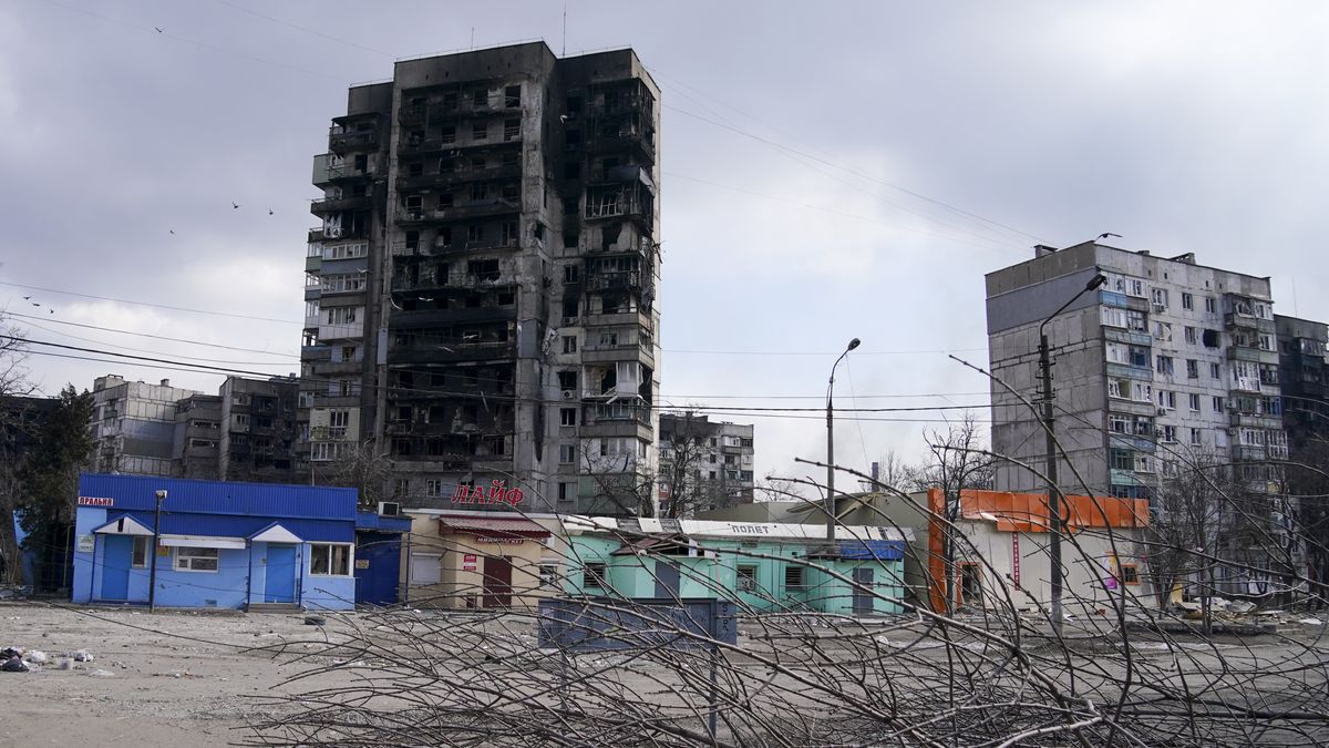 MARIUPOL, UKRAINE - MARCH 18: Destroyed buildings are seen as civilians trapped in Mariupol city under Russian attacks, are evacuated in groups under the control of pro-Russian separatists, through other cities, in Mariupol, Ukraine on March 18, 2022. (Photo by Stringer/Anadolu Agency via Getty Images)