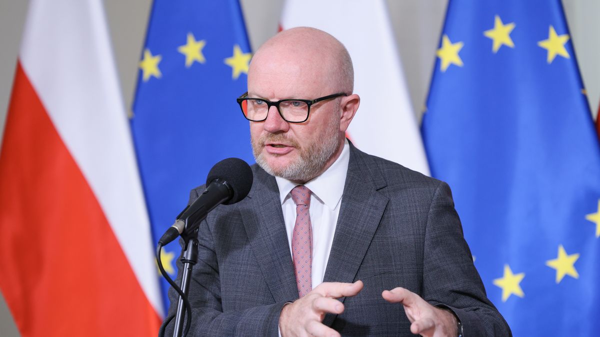 Warszawa, 05.09.2025. Wiceminister spraw wewnętrznych i administracji Maciej Duszczyk podczas konferencji prasowej w siedzibie MSWiA w Warszawie, 5 bm. Tematem briefingu będzie projekt ustawy o weryfikacji prawa do świadczeń na rzecz rodziny dla cudzoziemców oraz przedłużającej legalny pobyt obywateli Ukrainy. (sko) PAP/Rafał Guz