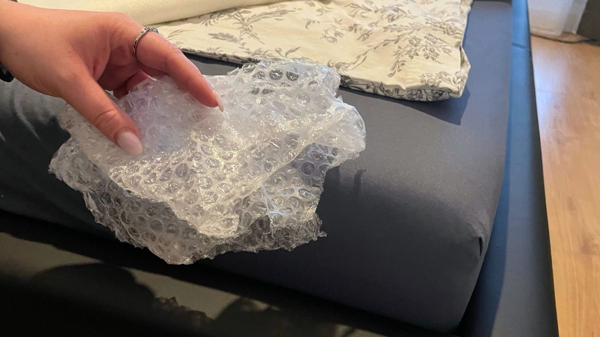 Włóż kawałek folii bąbelkowej pod prześcieradło