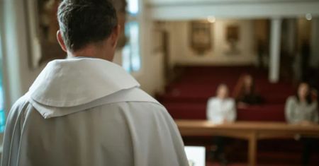 Ciało 21-latka w mieszkaniu ks. Krystiana. Prokuratura stawia zarzuty