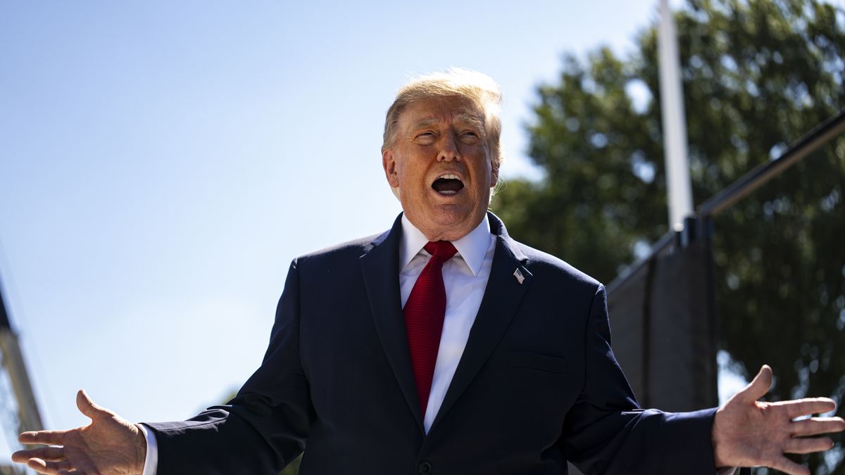 US President Donald Trump speaks to members of the media while touring the White House helipad construction on the South Lawn of the White House in Washington, DC, US, 19 August 2026. EPA/AL DRAGO / POOL Dostawca: PAP/EPA.