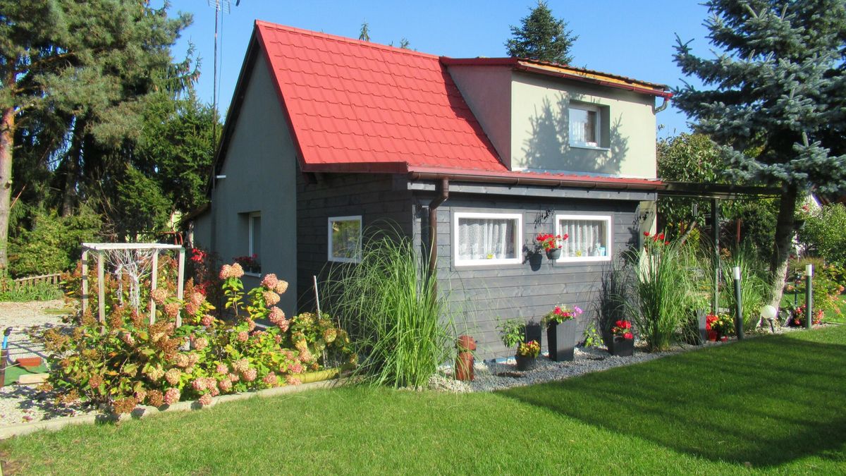 Lubuskie Marek Bazak
PHOTO: ZOFIA I MAREK BAZAK / EAST NEWS 
Wojewodztwo lubuskie miasto Slawa N/z Rodzinny Ogrod Dzialkowy "Slawianka" o chrakterze rekreacyjno - wypoczynkowym w jesiennej szacie - domek na dzialce.
MAREK BAZAK