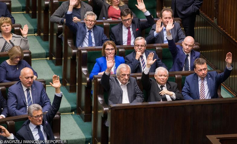 PiS obniży poselskie pensje o ok. 1000 złotych netto