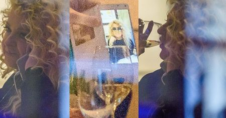 Magda Gessler pije wino i robi sobie zdjęcia... (FOTO)
