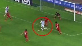 #dziejesiewsporcie: niesamowity gol w lidze chińskiej. Pokonał bramkarza "krzyżakiem"!