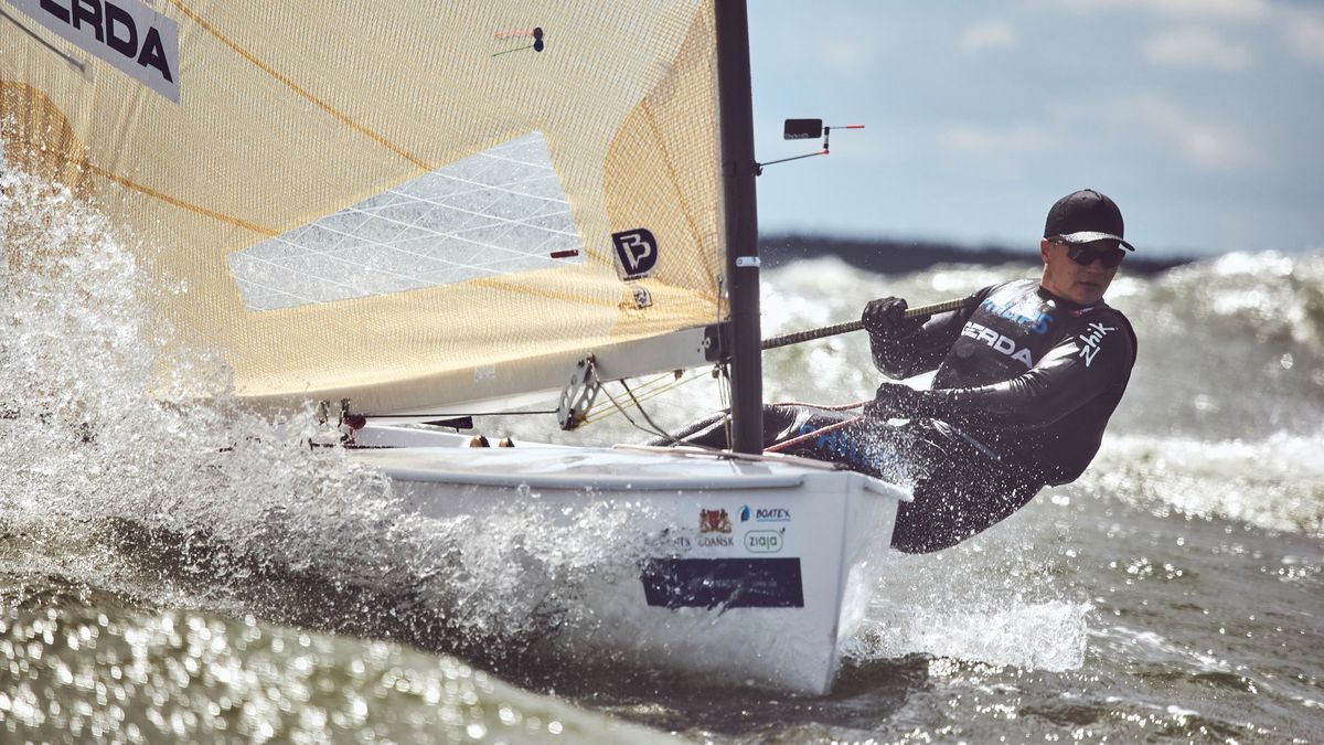 Piotr Kula na jachcie olimpijskiej klasy Finn