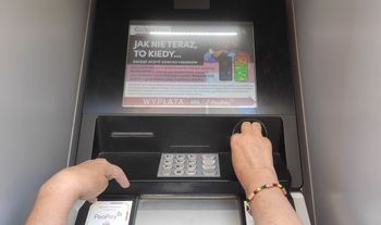 O tej godzinie dostaniesz wypłatę na konto. Takie są godziny przelewów w popularnych bankach
