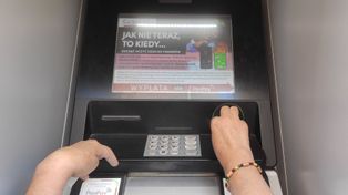 O tej godzinie dostaniesz wypłatę na konto. Takie są godziny przelewów w popularnych bankach