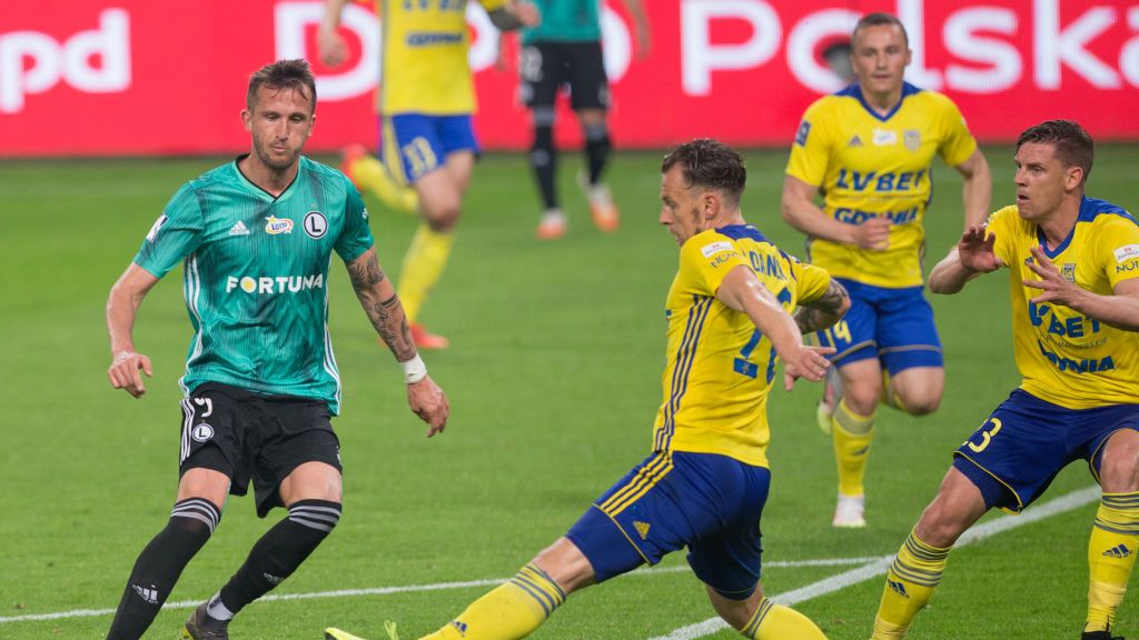 Getty Images / Foto Olimpik/NurPhoto  / Na zdjęciu: Tomas Pekhart w starciu z piłkarzami Arki Gdynia