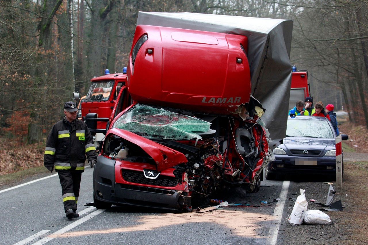 Dolny Śląsk: Zderzenie busa z osobówką. jedna osoba nie żyje