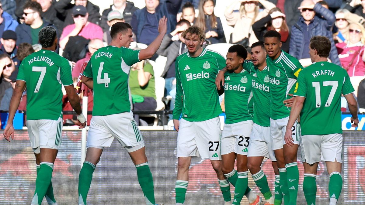 PAP/EPA / NEIL HALL / Na zdjęciu: piłkarze Newcastle United