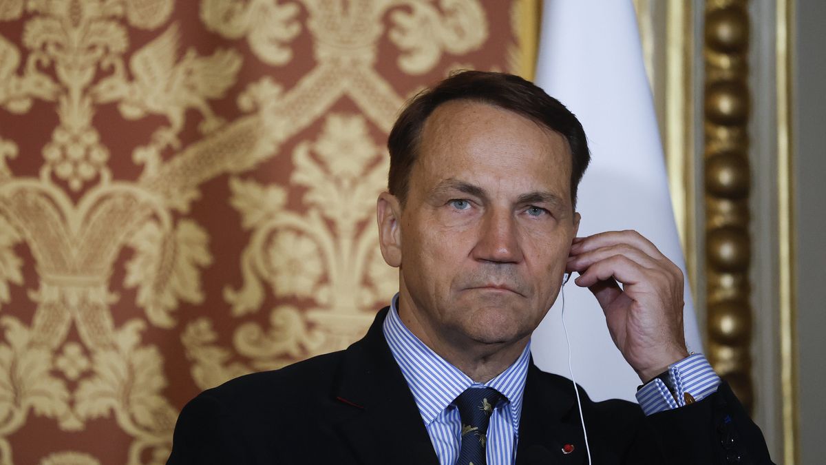Polish Minister of Foreign Affairs Radoslaw Sikorski looks on during a press conference as part as the Weimar Triangle and Indian foreign ministers meeting at Quai d?Orsay in Paris, France, 07 January 2026. The Indian Foreign Minister Jaishankar has been invited to join the meeting of the Weimar Triangle foreign ministers in Paris. EPA/YOAN VALAT / POOL Dostawca: PAP/EPA.