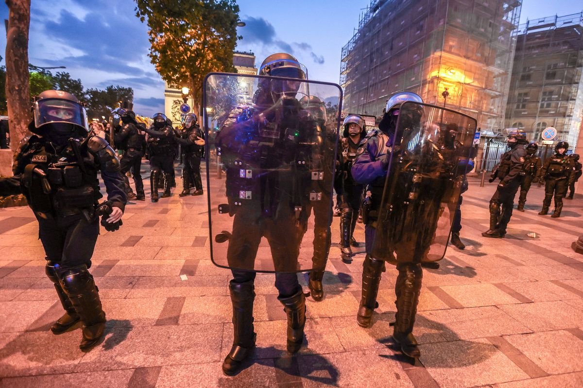 We Francji trwają potężne zamieszki i starcia z policją