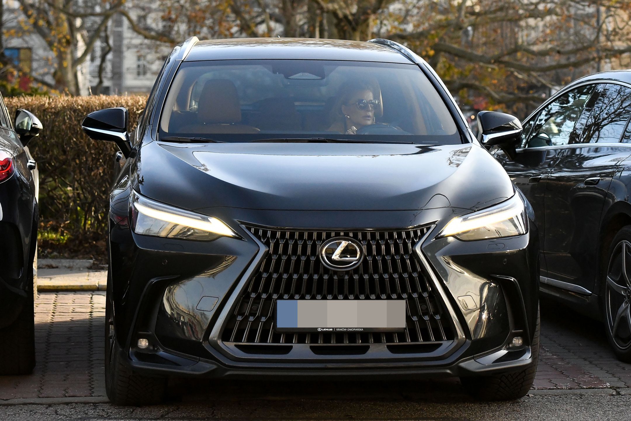 Joanna Racewicz wraca z zakupów w salonie kosmetycznym