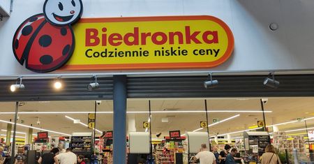 Biedronka. 67-latka płaciła przy kasie samoobsługowej. Wezwano policję
