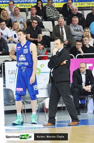 Uros Nikolic (na zdjęciu z numerem 19) w meczu ze Stelmetem Zielona Góra zdobył 10 punktów oraz 6 zbiórek dla swojego zespołu