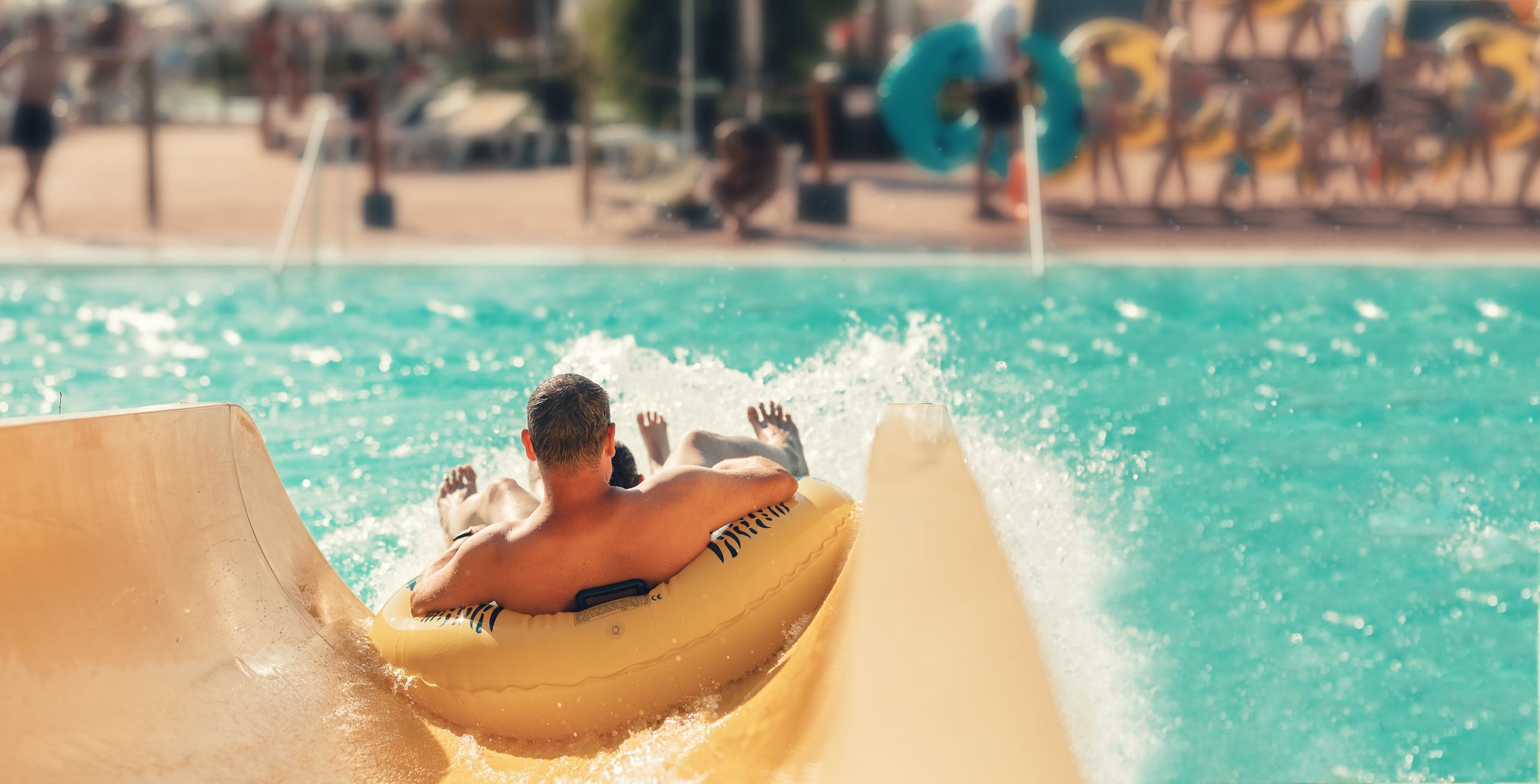 Basen, aquapark, woda, zjeżdżalnia basenowa, koło ratunkowe
