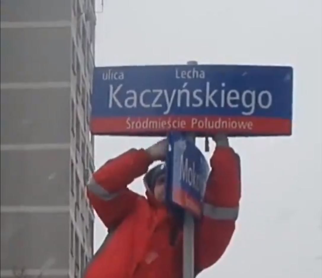 Koniec ulicy Lecha Kaczyńskiego w Warszawie, wraca aleja Armii Ludowej. Prezydent Trzaskowski poszuka nowego miejsca dla patrona