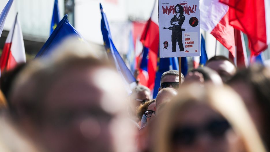 Warszawa, 01.10.2023. Kampania wyborcza do parlamentu 2023. Uczestnicy zorganizowanego przez Koalicję Obywatelską "Marszu Miliona Serc", 1 bm. w Warszawie. Marsz ruszył z Ronda Dmowskiego, idzie ulicami Marszałkowską, Świętokrzyską, Jana Pawła II, a zakończy się na Rondzie Radosława. (mr) PAP/Marcin Obara