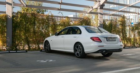 Mercedes Klasy E 300 de łączy silnik Diesla z motorem elektrycznym. Całkiem skutecznie, ale trochę za drogo