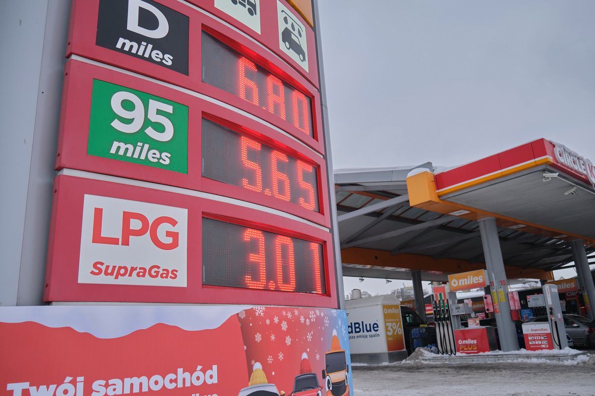Kolejka aut po paliwo w promocji na stacji Circle K przy al. Tysiąclecia w Lublinie