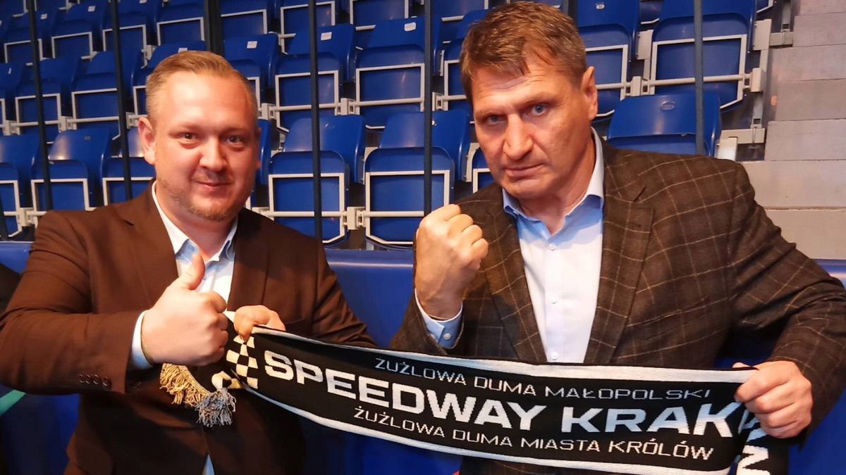 Facebook / /speedwaykrakow2023 / Na zdjęciu: Andrzej Gołota z prawej