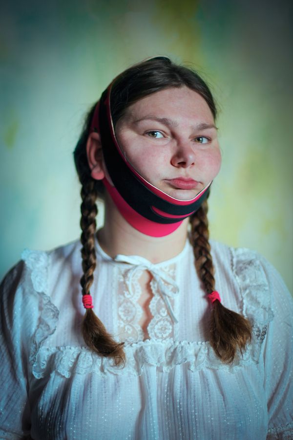 Evija Laivina fotografuje ludzi z dziwnymi ”gadżetami upiększającymi” z eBaya 6
