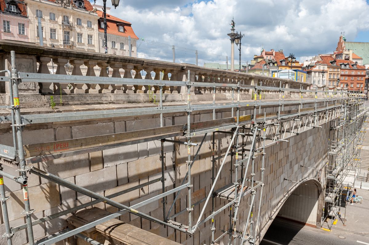 Warszawa. Rok od uszkodzenia rozpoczęła się naprawa balustrady nad trasą W-Z