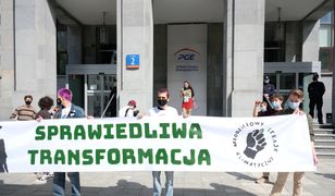 Warszawa. Protest przed siedzibą PGE. Chcą "sprawiedliwej transformacji". [ZDJĘCIA]