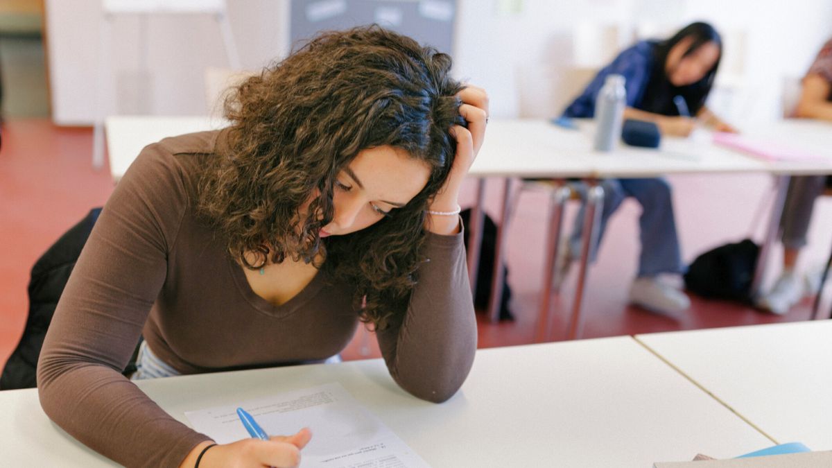 Studentka rozwiązuje test