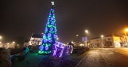Poddębice: Świąteczna choinka już stoi na placu Kościuszki