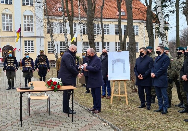 Jacek Sasin złożył podpis pod aktem erekcyjnym pod budowę łuku triumfalnego w Tomaszowie Lubelskim