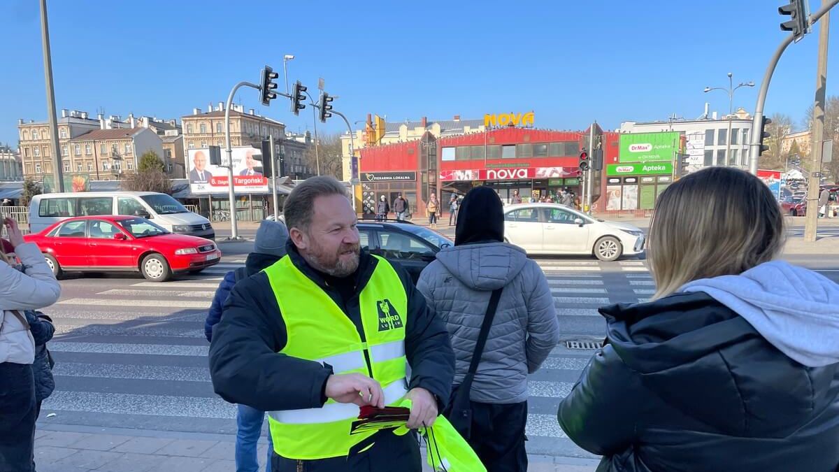 Policja i pracownicy WORD rozdają odblaski