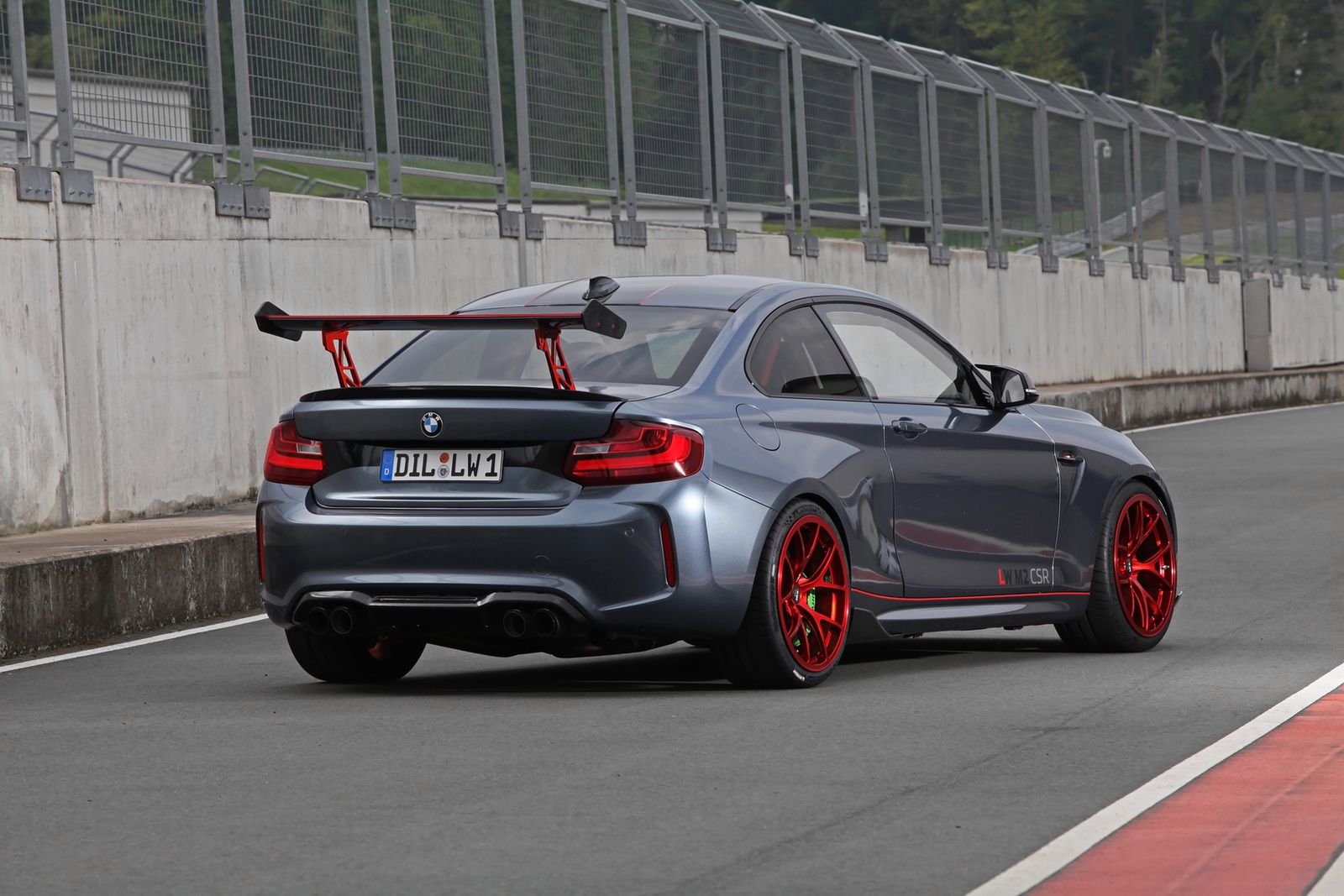 Na hamowni auto pokazało pazur. Silnik rozwinął 621 KM mocy i 767 Nm momentu obrotowego. To o 200 KM więcej niż w BMW M4. Problem w tym, że to… za dużo.