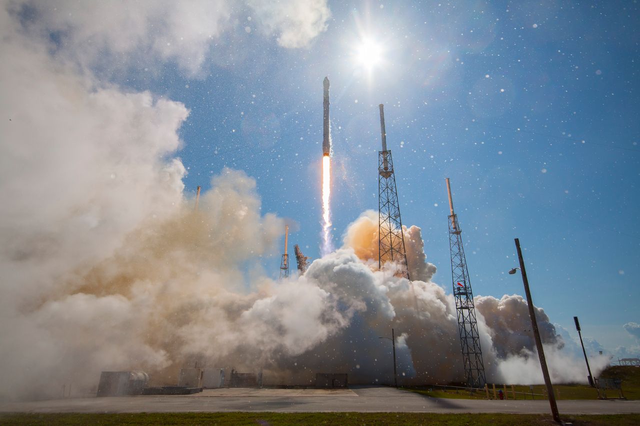 Start rakiety Falcon 9 (źródło: SpaceX)